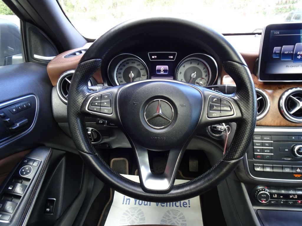 Photo 21 of this MERCEDES-BENZ GLA