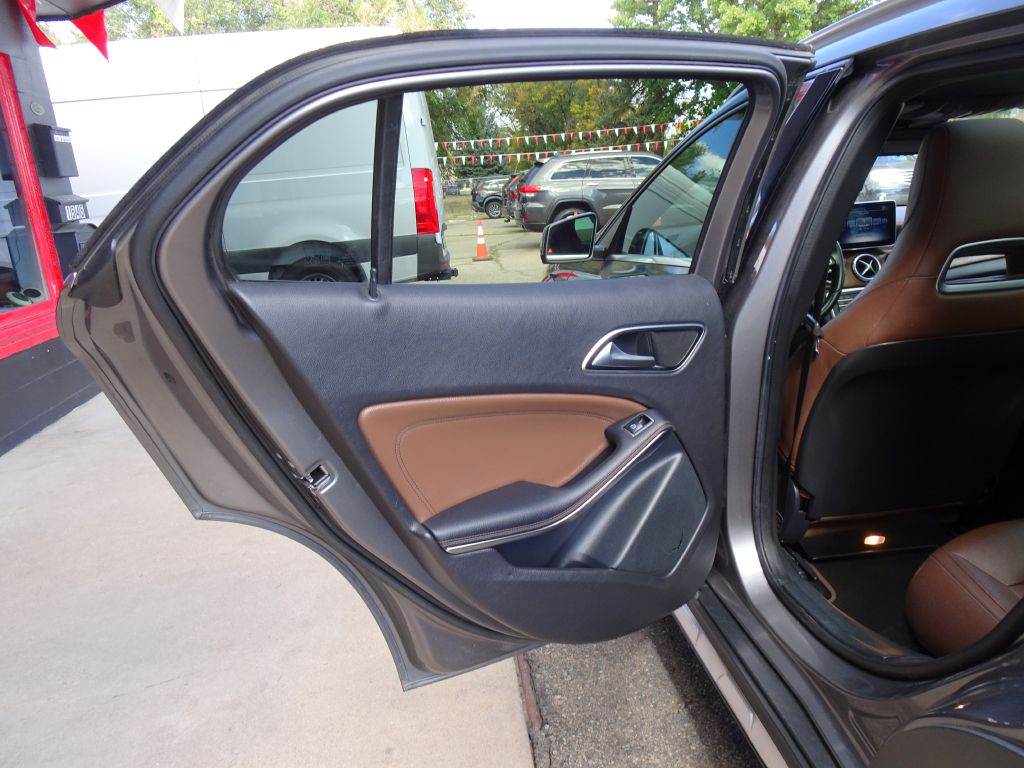Photo 28 of this MERCEDES-BENZ GLA