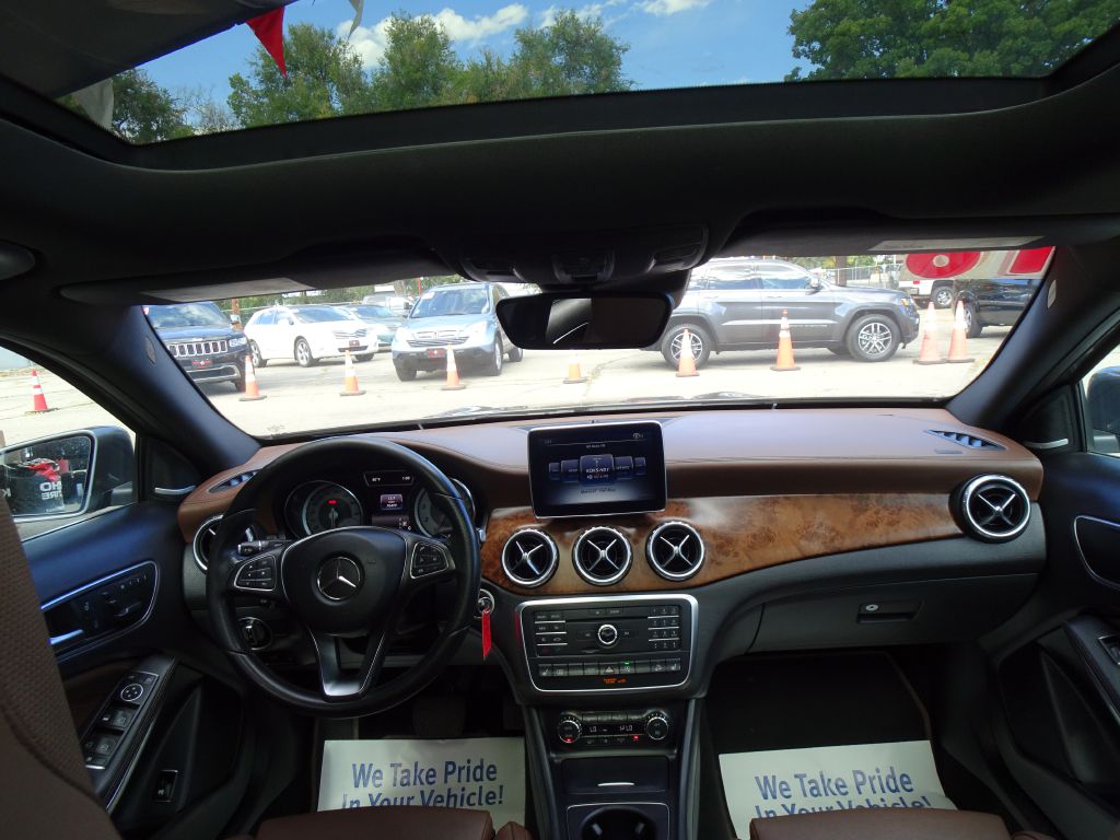 Photo 32 of this MERCEDES-BENZ GLA