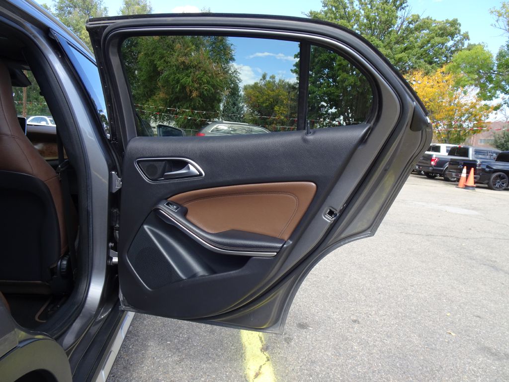 Photo 34 of this MERCEDES-BENZ GLA