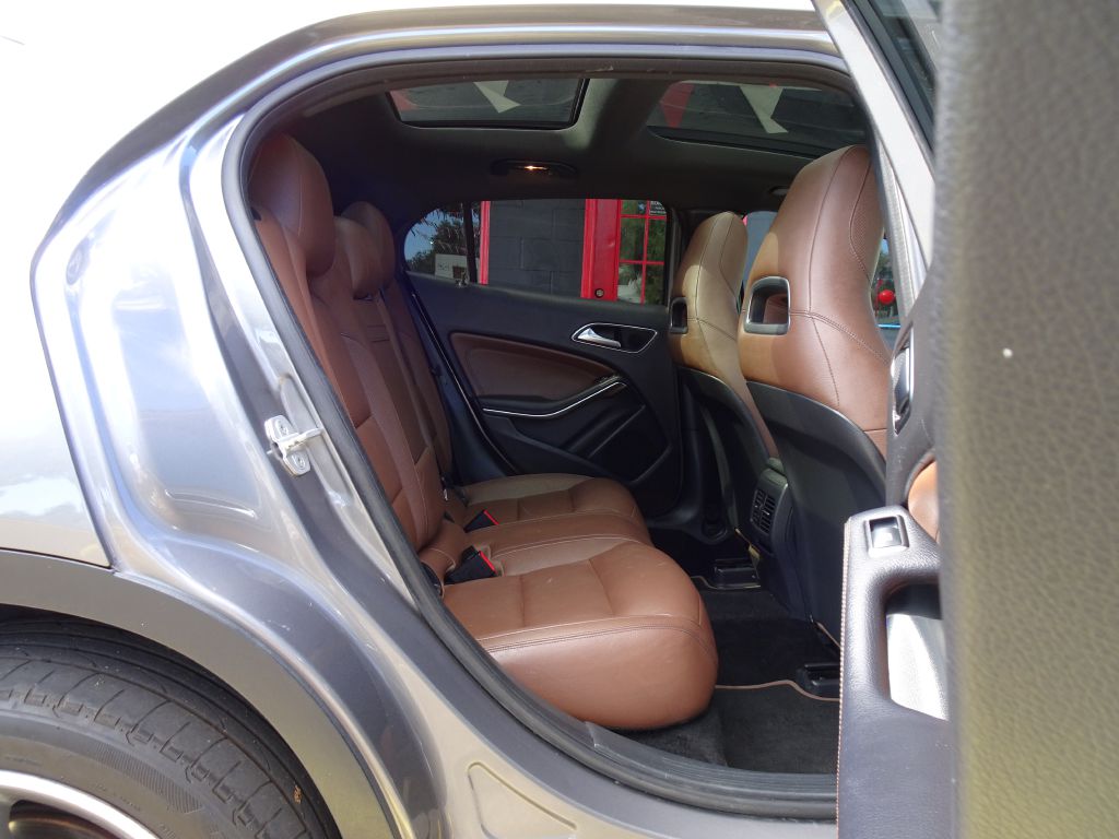 Photo 36 of this MERCEDES-BENZ GLA