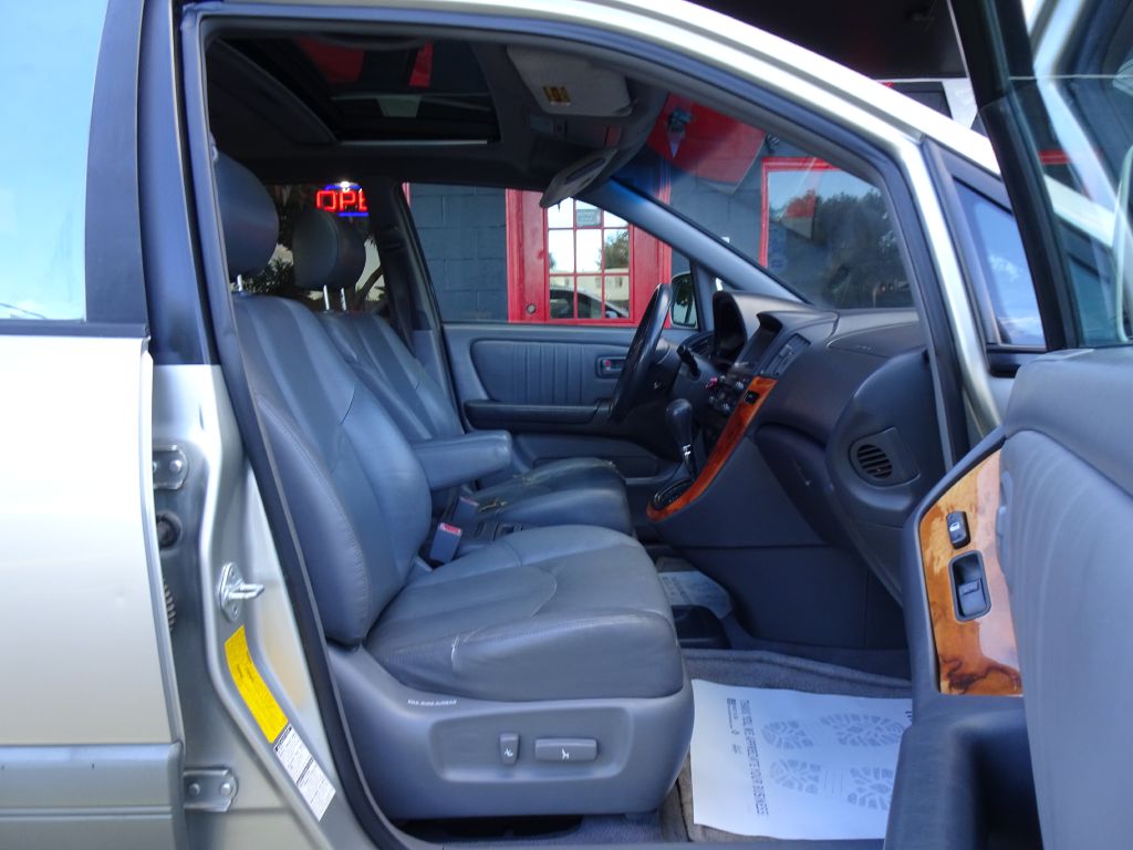 Photo 36 of this LEXUS RX