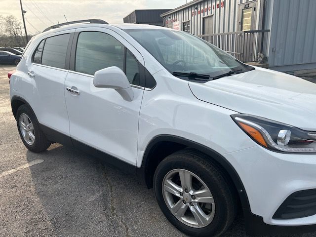 Photo 3 of this CHEVROLET TRAX