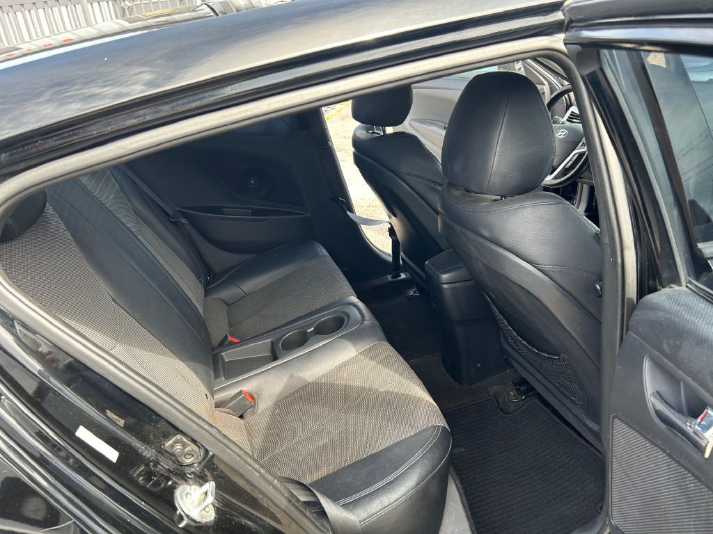 Photo 9 of this HYUNDAI VELOSTER