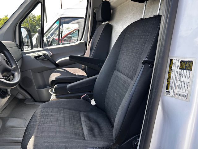 Photo 5 of this MERCEDES-BENZ SPRINTER