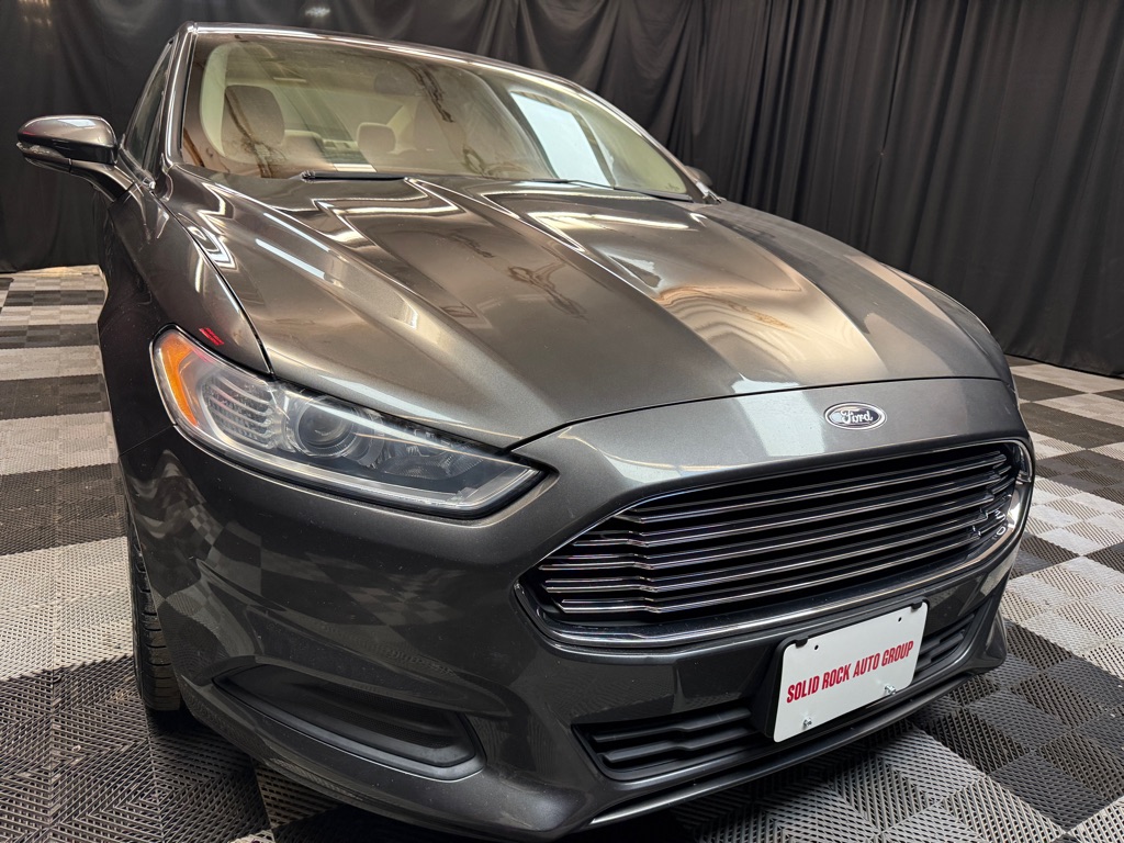 2016 Ford Fusion SE's photo