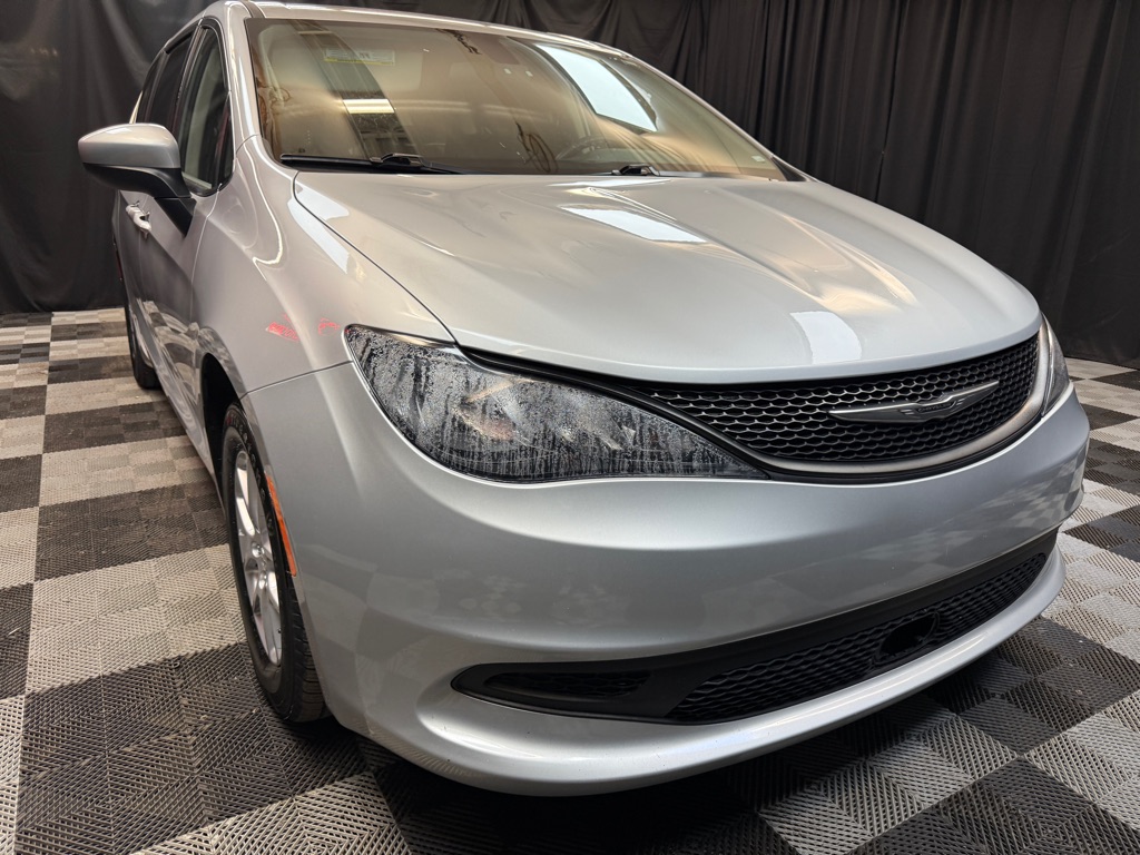 2022 Chrysler Voyager LX's photo