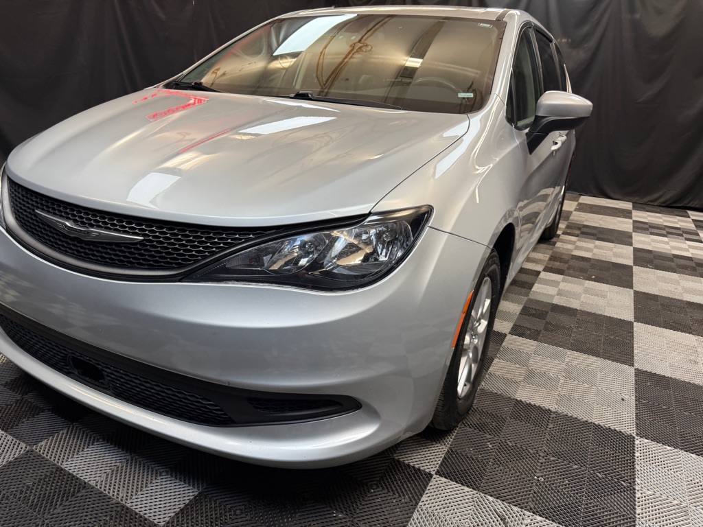 2022 Chrysler Voyager LX photo 3