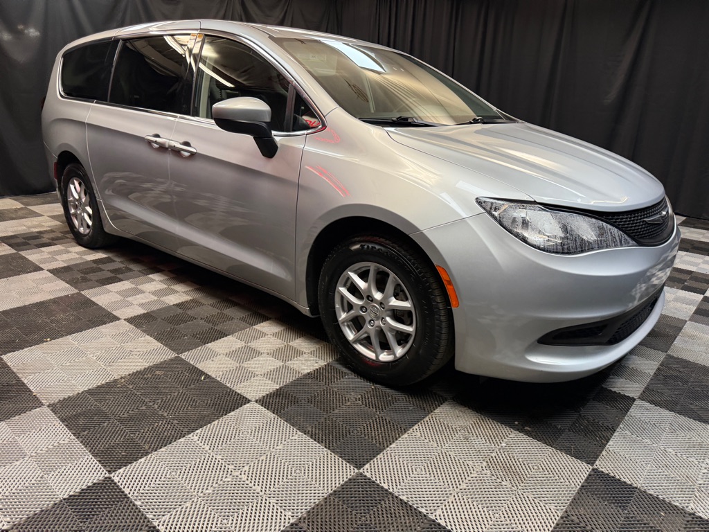 2022 Chrysler Voyager LX photo 4