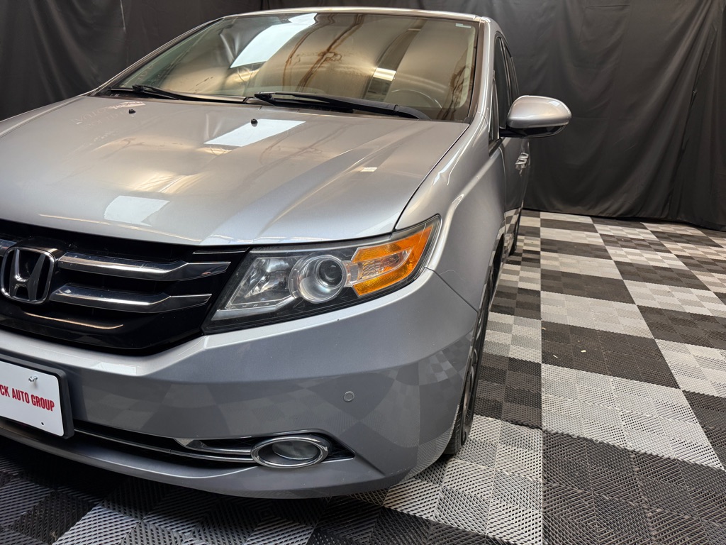 2016 Honda Odyssey Touring photo 3