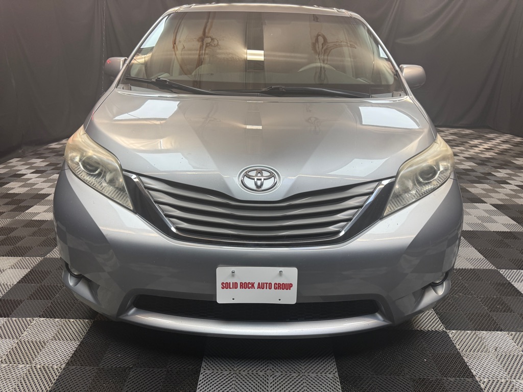 2013 Toyota Sienna XLE photo 2