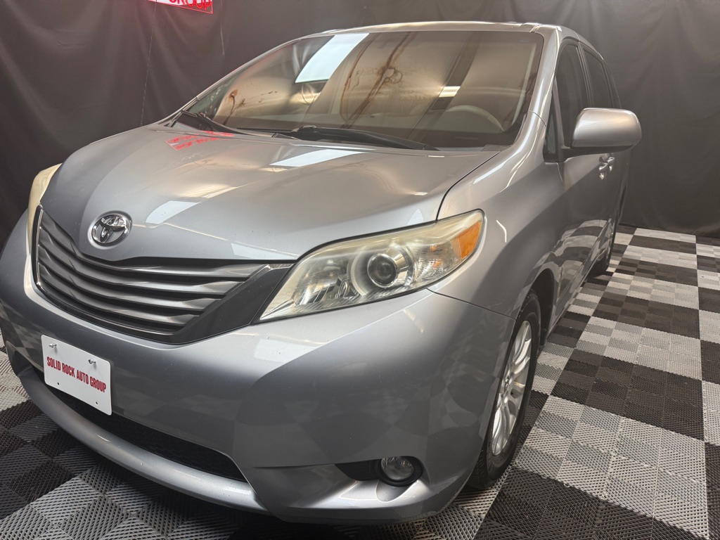 2013 Toyota Sienna XLE photo 3