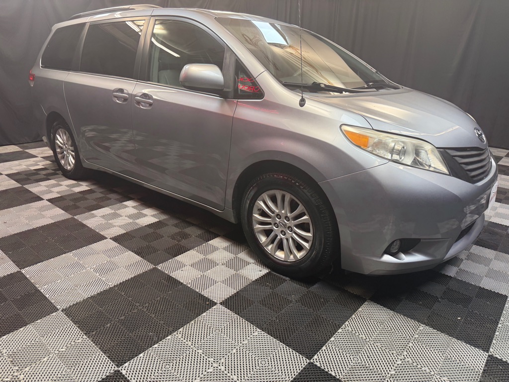 2013 Toyota Sienna XLE photo 4