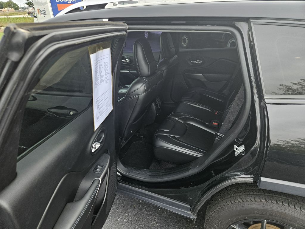Photo 11 of this JEEP CHEROKEE