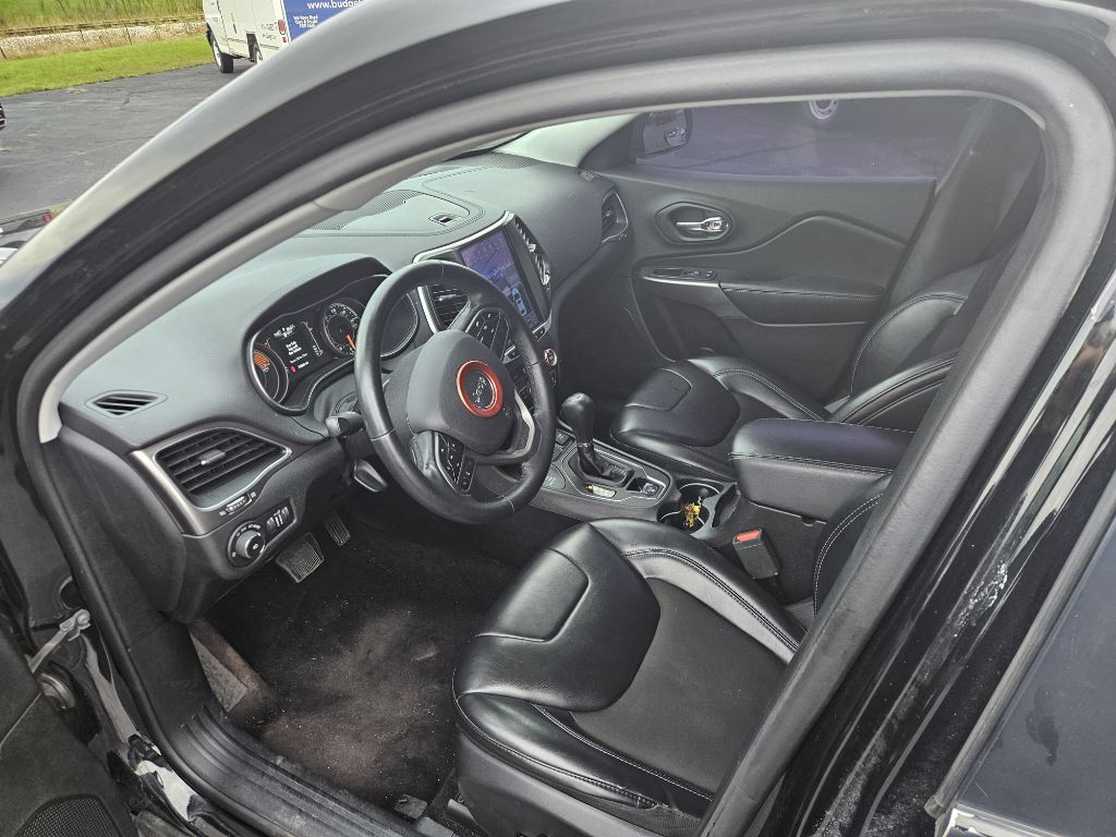 Photo 19 of this JEEP CHEROKEE