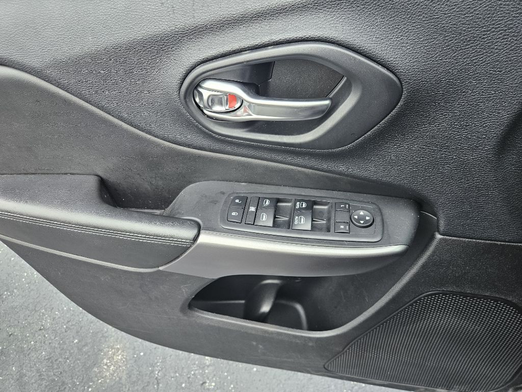 Photo 16 of this JEEP CHEROKEE