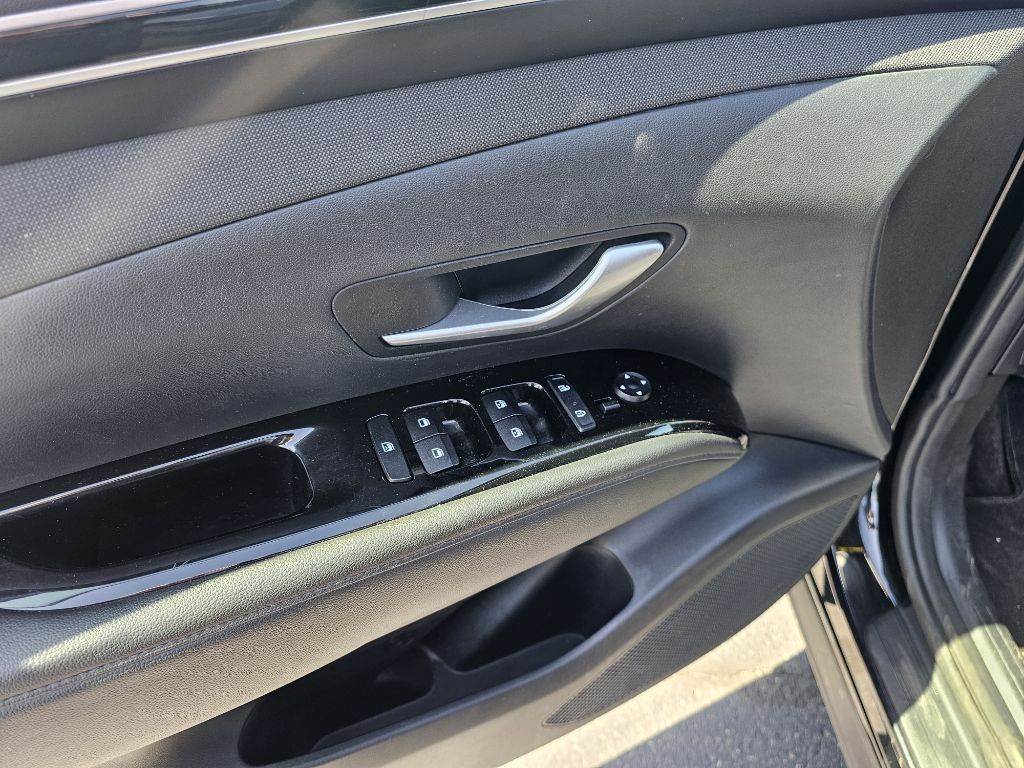 Photo 8 of this HYUNDAI TUCSON