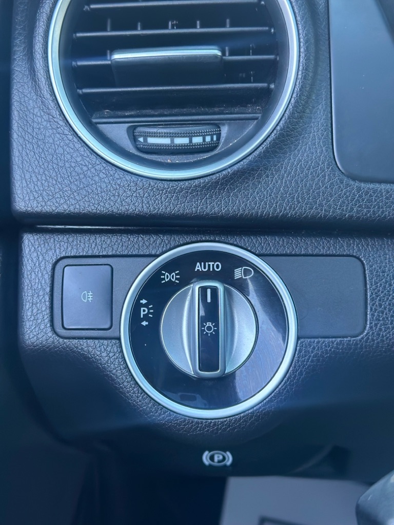 Photo 11 of this MERCEDES-BENZ C-CLASS