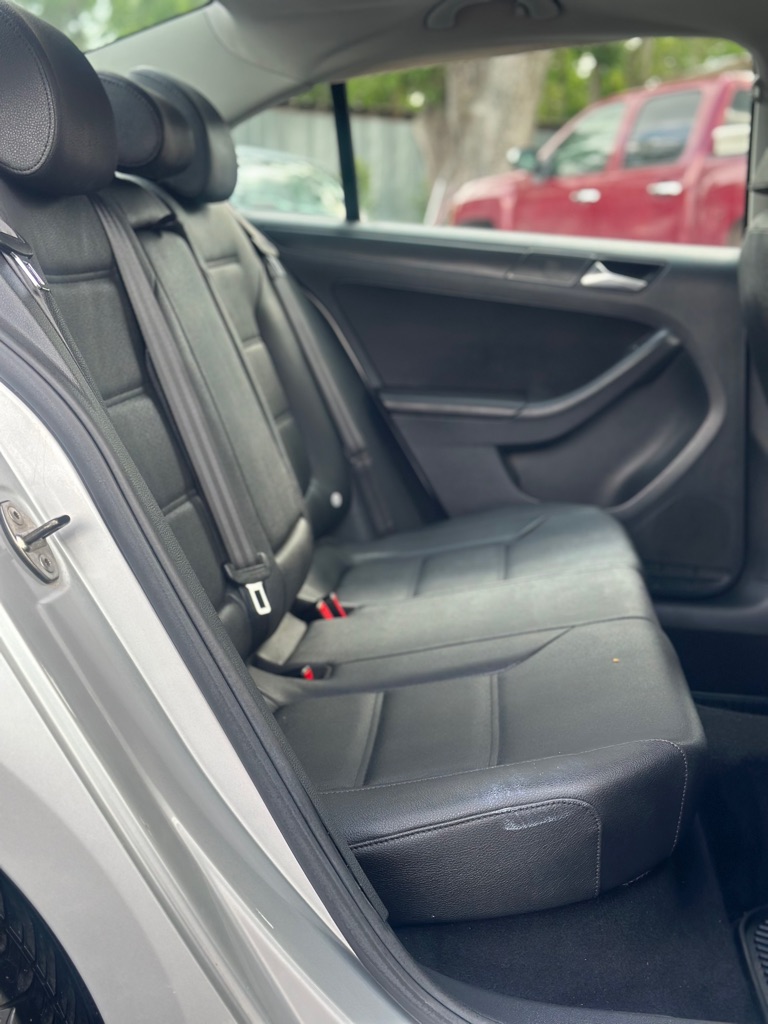 Photo 21 of this VOLKSWAGEN JETTA