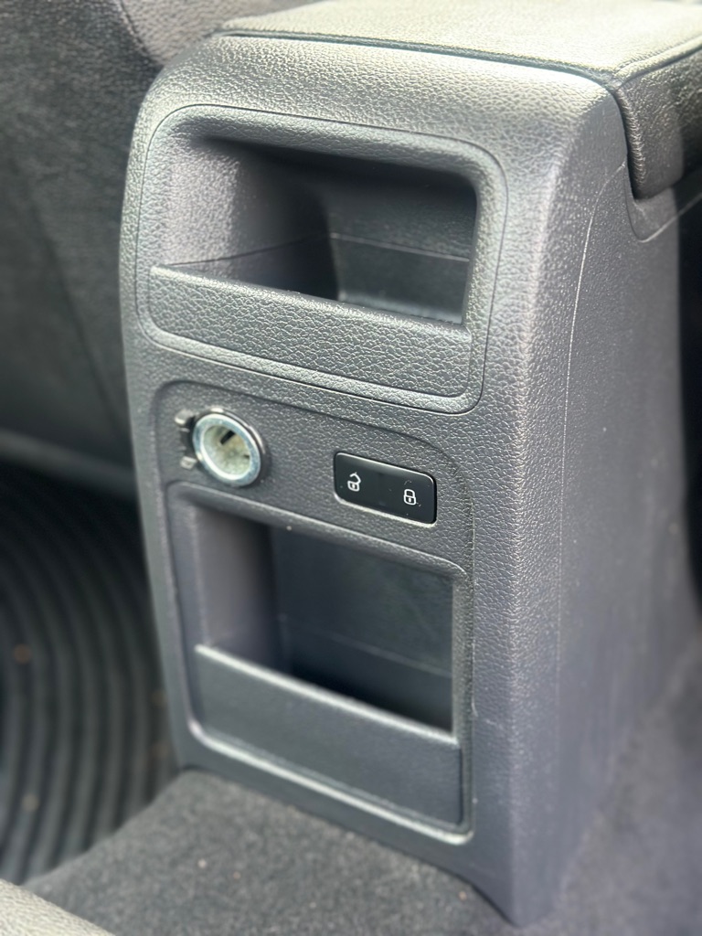 Photo 22 of this VOLKSWAGEN JETTA