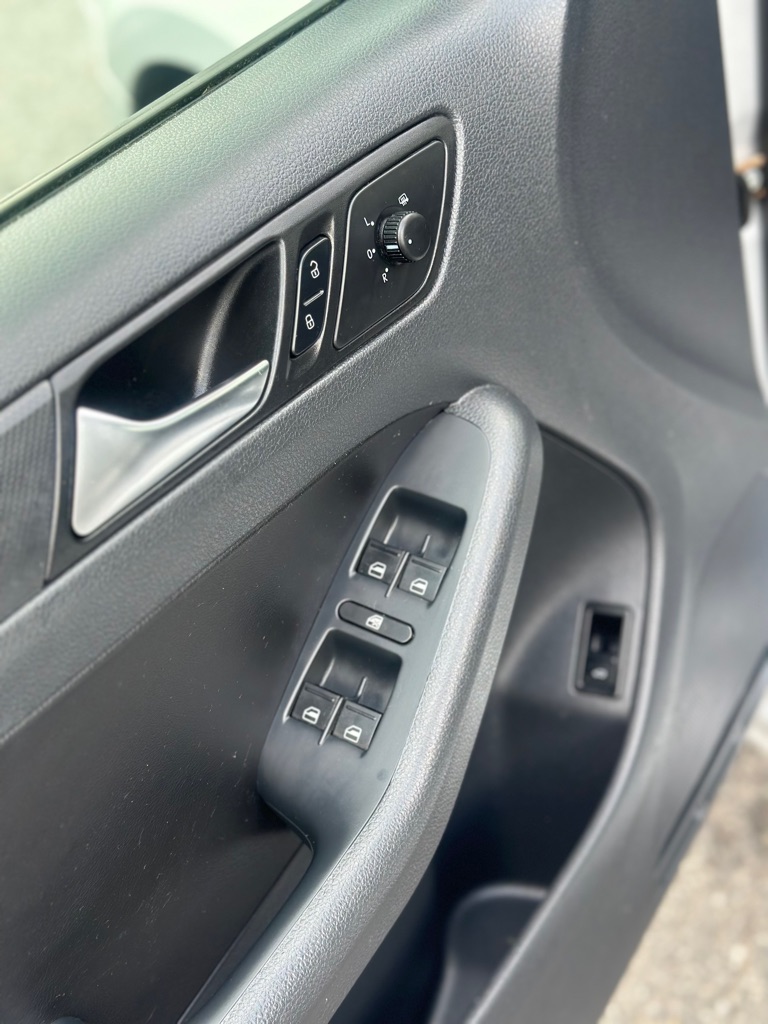 Photo 11 of this VOLKSWAGEN JETTA