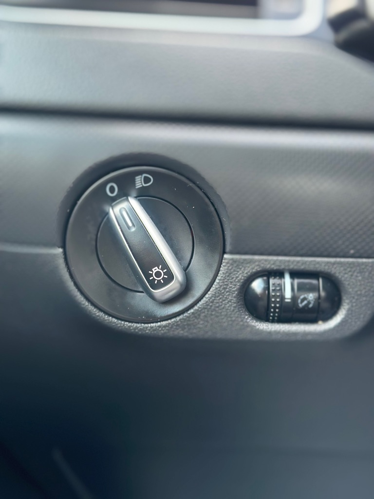 Photo 14 of this VOLKSWAGEN JETTA