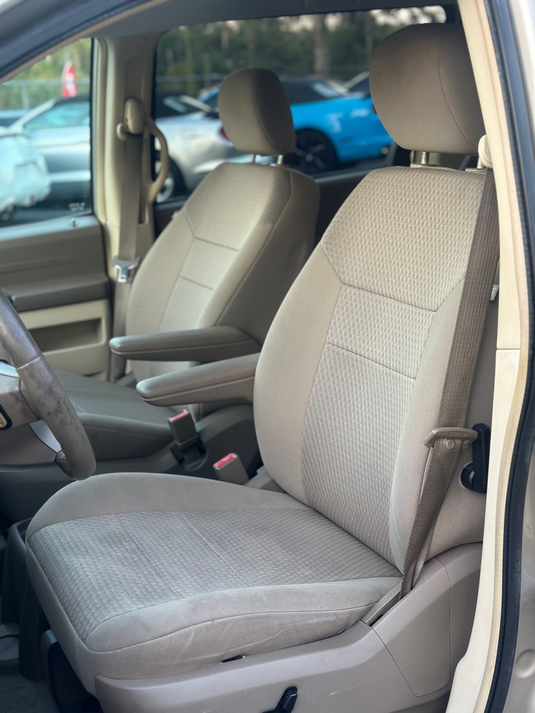 Photo 7 of this CHRYSLER TOWN & COUNTRY