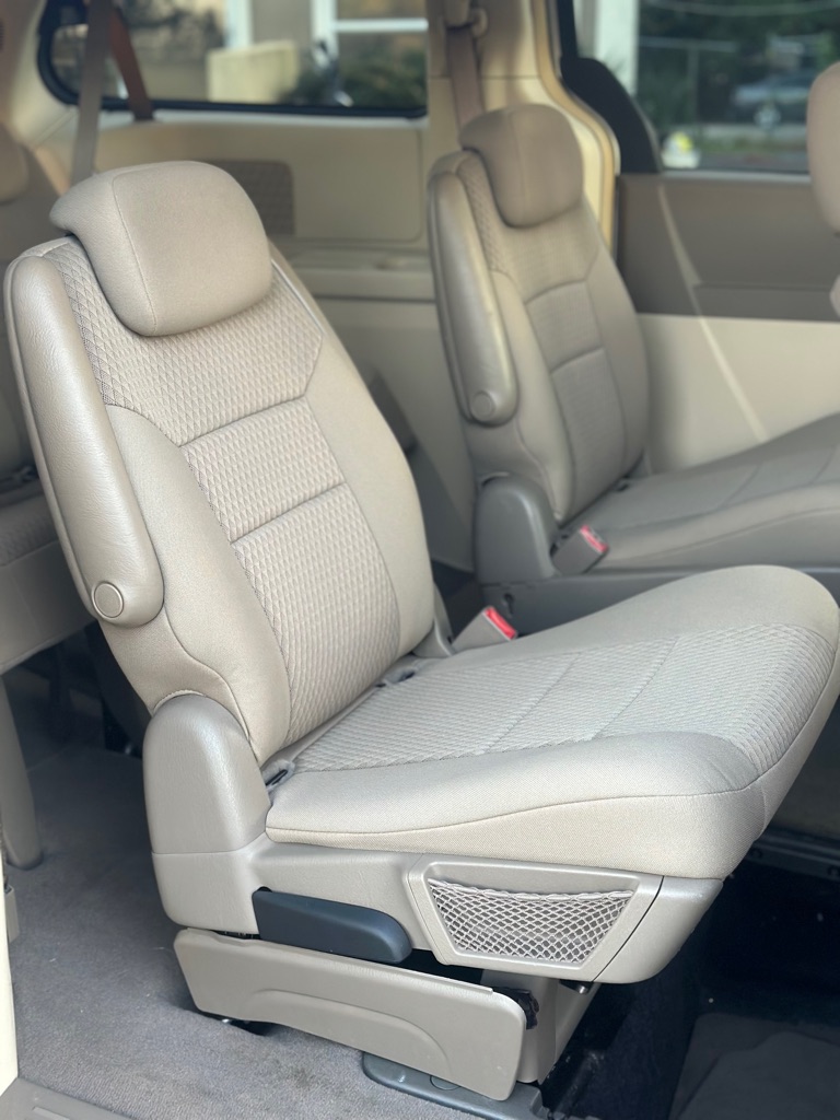 Photo 15 of this CHRYSLER TOWN & COUNTRY