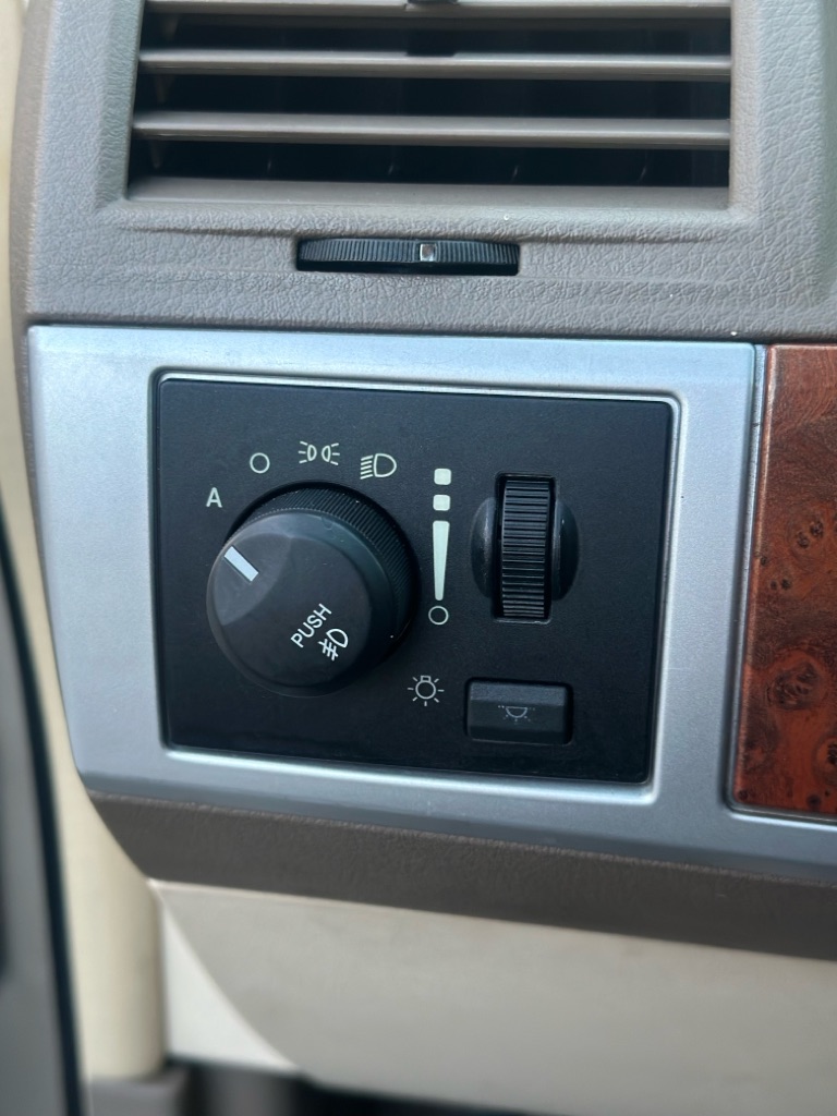 Photo 12 of this CHRYSLER TOWN & COUNTRY