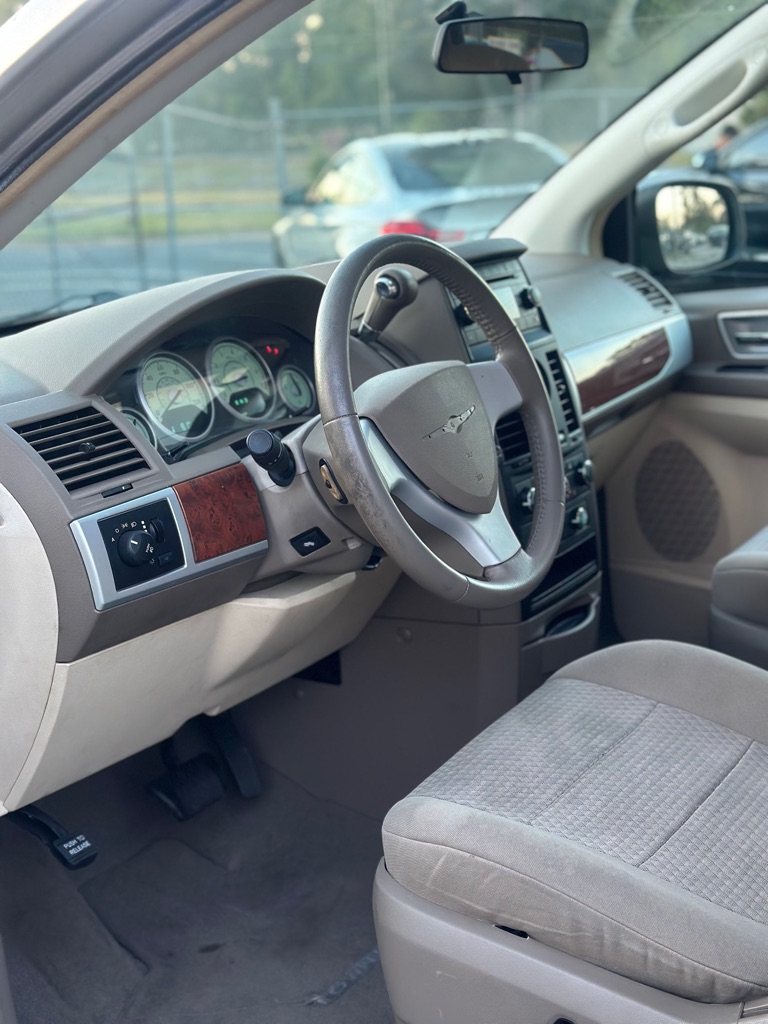Photo 6 of this CHRYSLER TOWN & COUNTRY