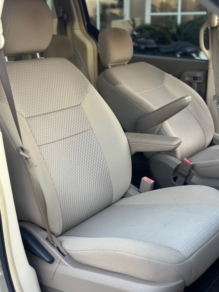 Photo 14 of this CHRYSLER TOWN & COUNTRY