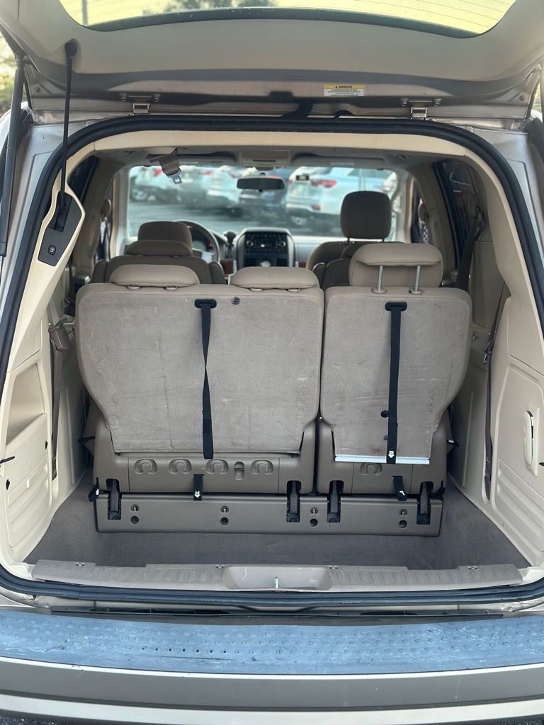 Photo 17 of this CHRYSLER TOWN & COUNTRY