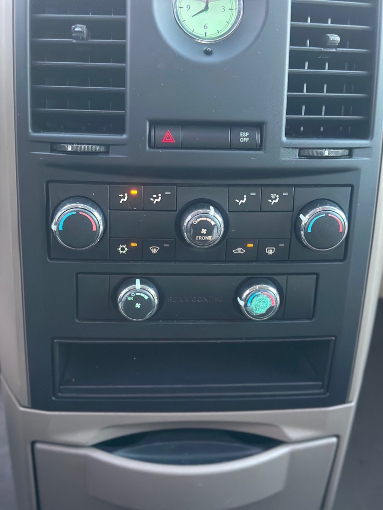 Photo 10 of this CHRYSLER TOWN & COUNTRY