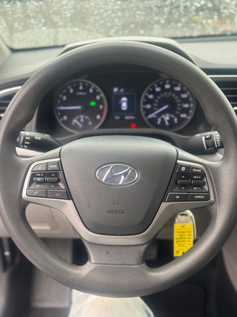 Photo 5 of this HYUNDAI ELANTRA