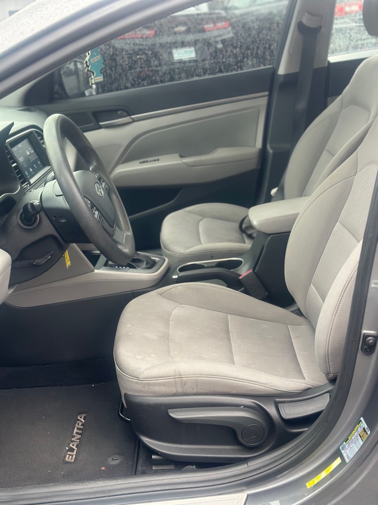 Photo 4 of this HYUNDAI ELANTRA