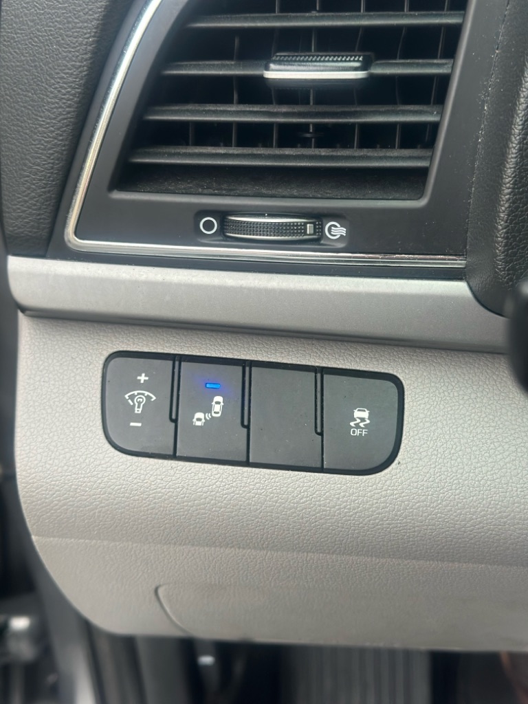 Photo 10 of this HYUNDAI ELANTRA
