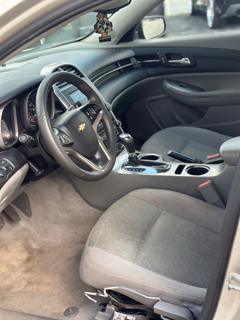 Photo 4 of this CHEVROLET MALIBU