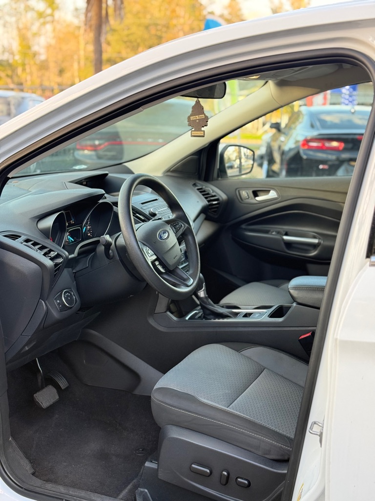 Photo 6 of this FORD ESCAPE