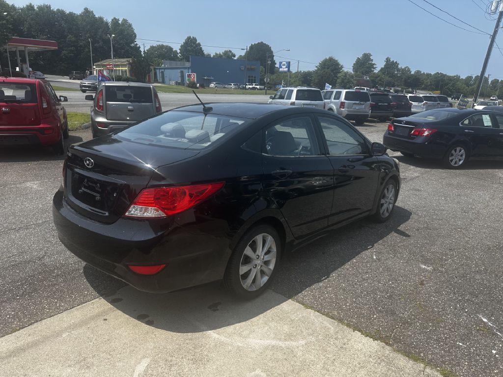 Photo 3 of this HYUNDAI ACCENT