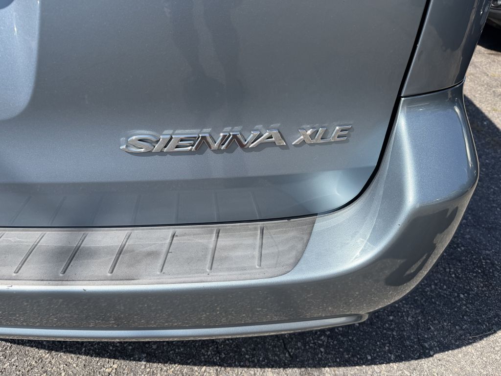 Photo 4 of this TOYOTA SIENNA