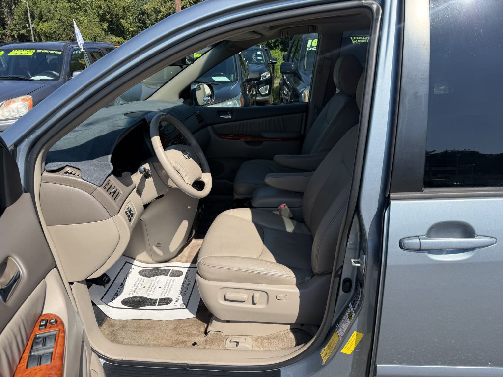 Photo 6 of this TOYOTA SIENNA