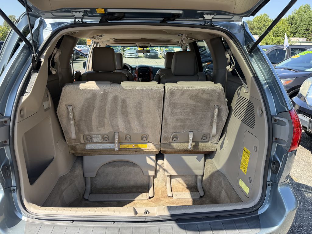 Photo 8 of this TOYOTA SIENNA