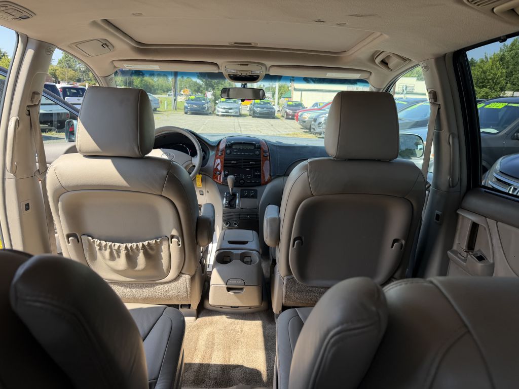 Photo 9 of this TOYOTA SIENNA