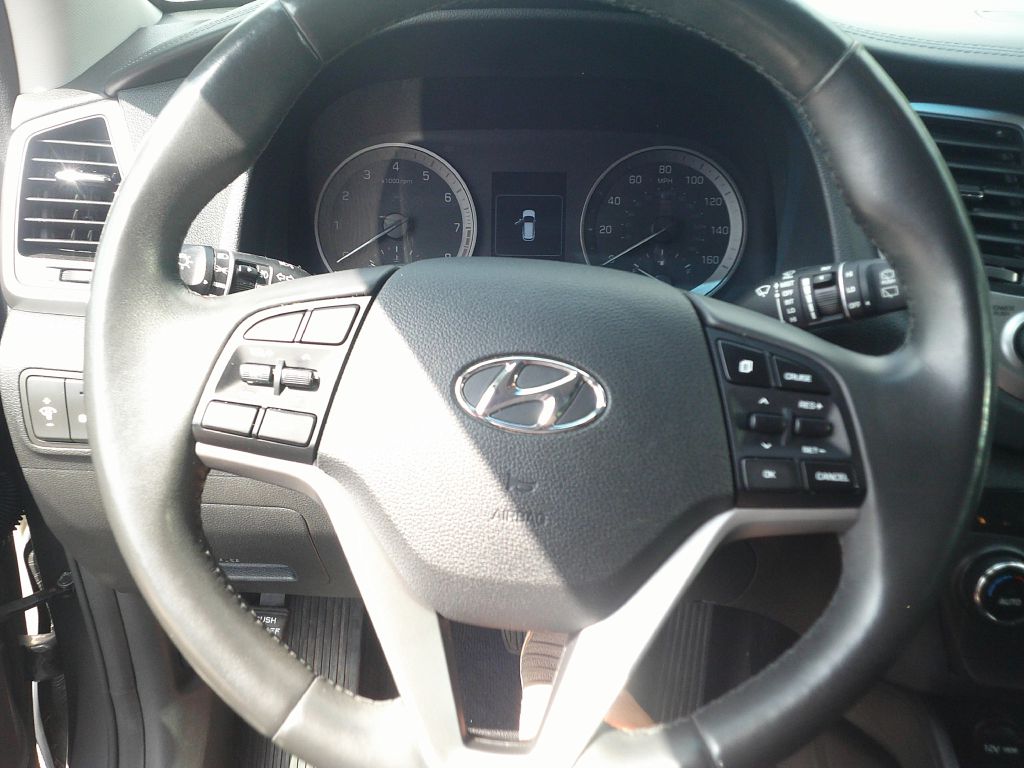 Photo 8 of this HYUNDAI TUCSON