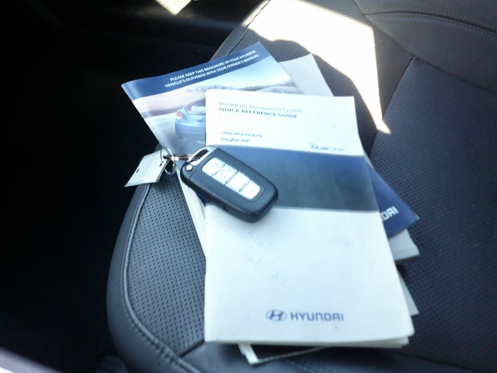 Photo 11 of this HYUNDAI SONATA HYBRID