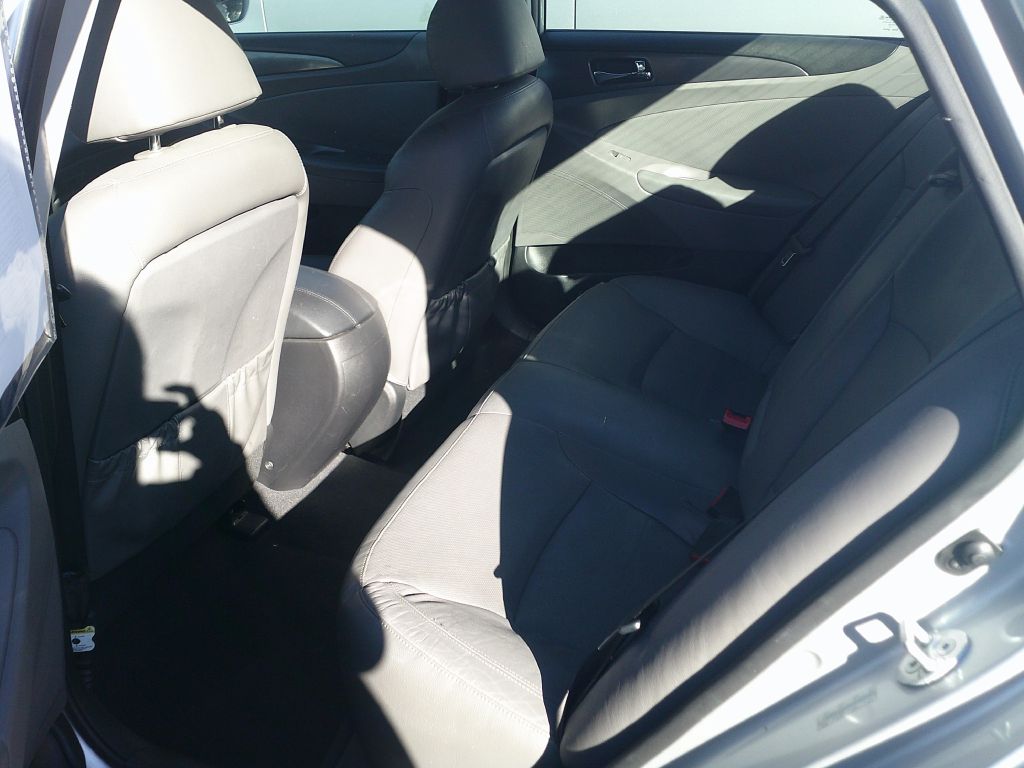 Photo 13 of this HYUNDAI SONATA HYBRID