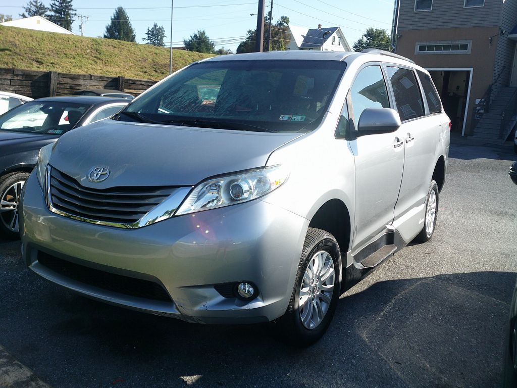 Photo 2 of this TOYOTA SIENNA