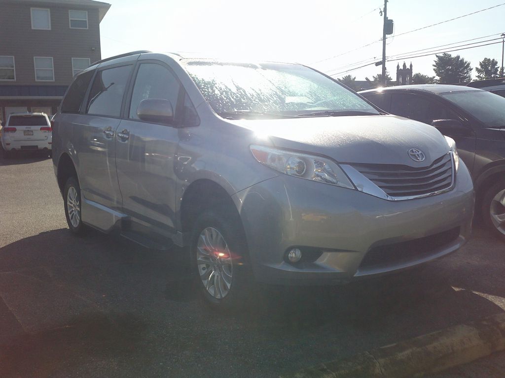 Photo 3 of this TOYOTA SIENNA