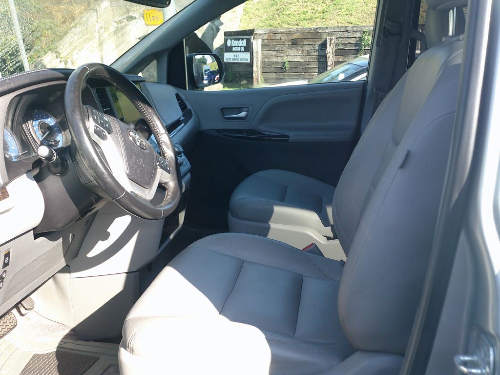 Photo 7 of this TOYOTA SIENNA