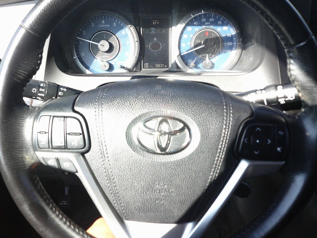 Photo 10 of this TOYOTA SIENNA